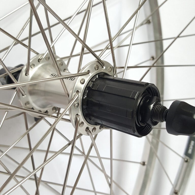 Hinterrad 28 Zoll Mit Zahnkranz 8 Fach Hinterrad für Rennräder 28 Zoll 7-8-9-10 Fach Silber poliert - Past Bikes